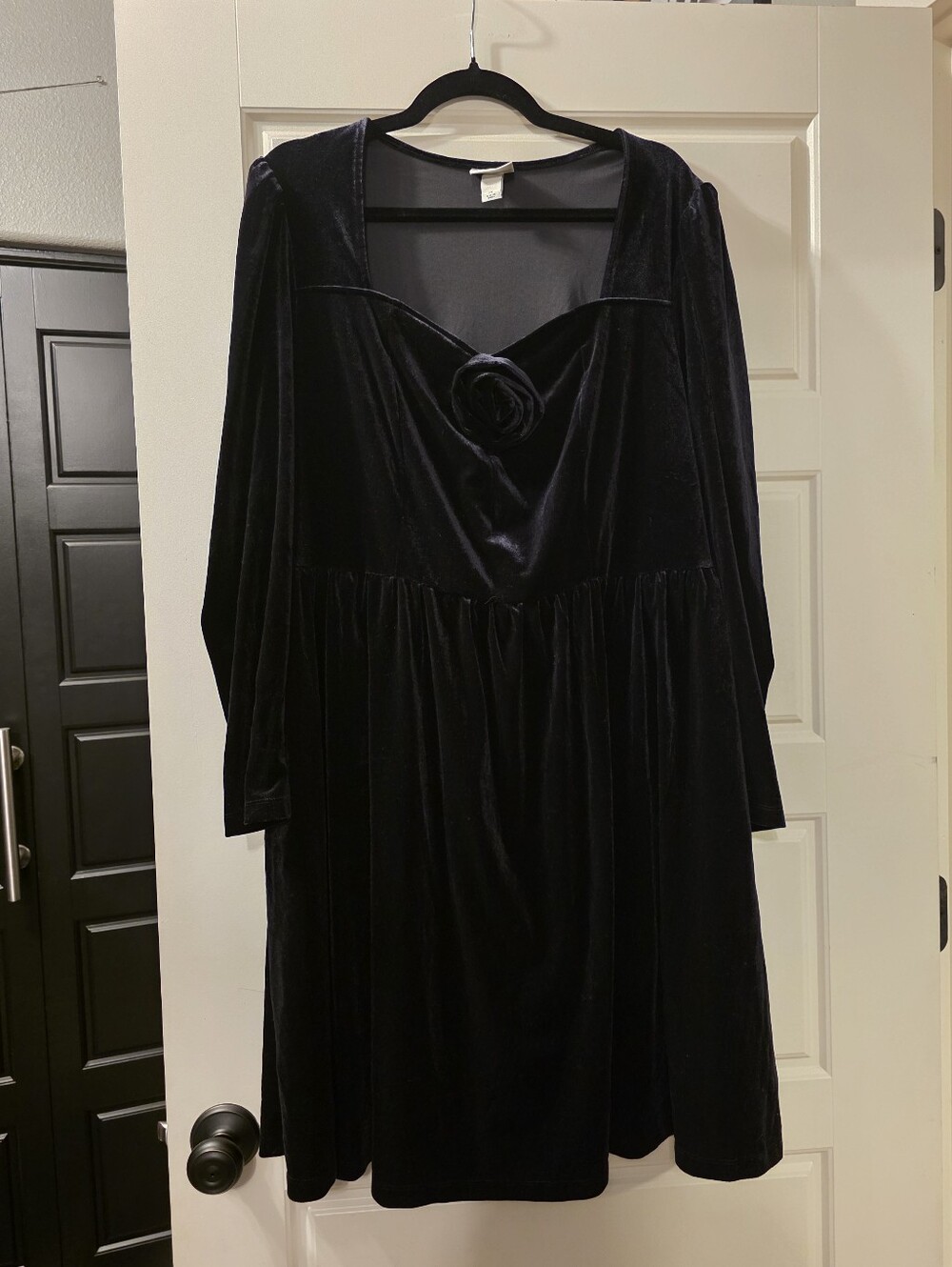 Elegant Velvet Long-Sleeve Dress with Rosette Detail - Black Size 1X